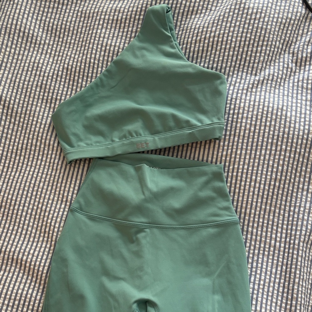 SET active. Size small leggings/ sport bra set